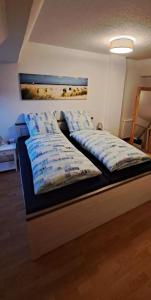 1 cama con 2 almohadas en una habitación en Deichstube-Greetsiel, en Krummhörn