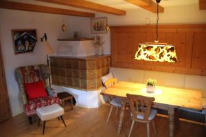 ein Esszimmer mit einem Holztisch und einem Kamin in der Unterkunft Ferienhaus Durstberger in Ehrwald