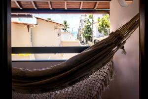 - un hamac dans une chambre avec fenêtre dans l'établissement Suítes Pontal dos Golfinhos - Maracaipe, à Porto de Galinhas