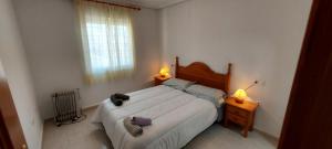 1 dormitorio con 1 cama con 2 lámparas y una ventana en Villa Bélgica en Gran Alacant, en Puerto Marino