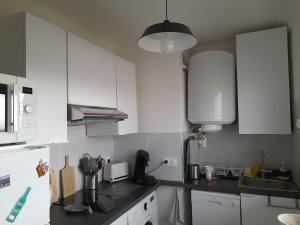 Kuchyňa alebo kuchynka v ubytovaní Chez Isabelle et Virgile Bel appartement, avec vues, à 50m de la plage