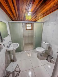 uma casa de banho com um WC e um lavatório em Pousada - Casa de Barro em Santo Antônio do Pinhal