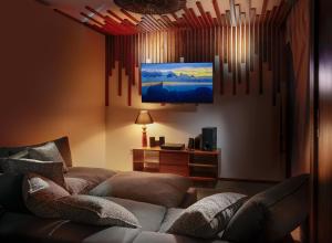 uma sala de estar com um sofá e uma televisão de ecrã plano em Pousada Casa Zê - Praia do Preá em Prea