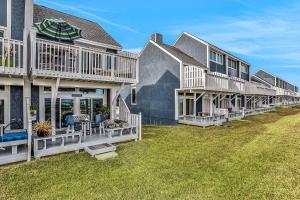 a row of houses with decks on the grass at 95100 Sandpiper in Fernandina Beach