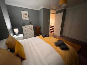 En eller flere senge i et værelse på Lovely Stylish 3 Bed House with Free Parking