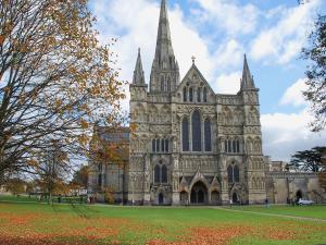 una catedral con un campo de hierba delante de ella en October Cottage en Collingbourne Kingston