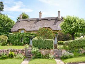 an old stone house with a thatched roof at Rose Cottage No2 - 28440 in Chipping Campden