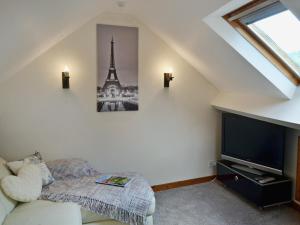 un soggiorno con TV e la torre Eiffel di The Old Mill Annexe a Hartington