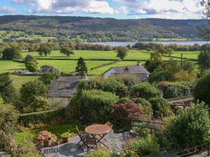 vistas a un jardín con mesa y sillas en Bluebell Cottage, en Coniston