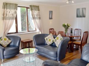Saint CleerにあるRosecraddoc Manor - Riverviewのリビングルーム(青い革張りの椅子、テーブル付)