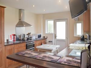een keuken met een wastafel en een fornuis top oven bij Sandringham Heights in Paignton