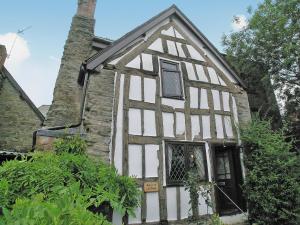 an old house in the village of oxfordshire at Mollys Cottage in Knighton