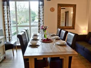 uma mesa de madeira com cadeiras e uma sala de jantar em The Granary em Carperby