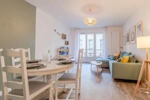 a dining room and living room with a table and chairs at Casa Pestana in Metz