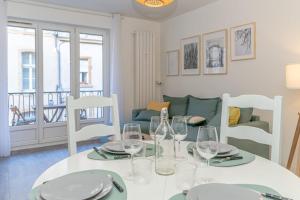 ein Esszimmer mit einem weißen Tisch und Weingläsern in der Unterkunft Casa Pestana in Metz