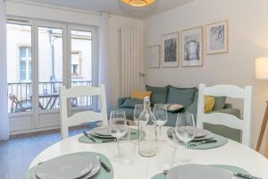 メスにあるCasa Pestanaのダイニングルーム(白いテーブル、ワイングラス付)