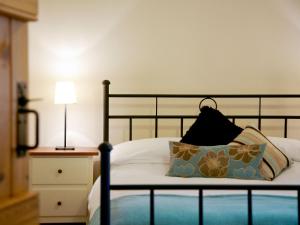 Great OrmsideにあるThe Hayloftのベッド1台(枕2つ、テーブル上のランプ付)