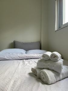 Una cama blanca con toallas encima. en Villa Eva 2, 
