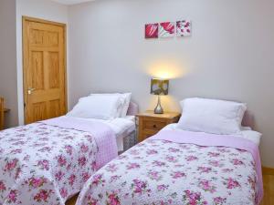Katil atau katil-katil dalam bilik di Beech Cottage - E4779