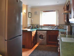 a kitchen with a stainless steel refrigerator and a dishwasher at Inzievar in Oakley