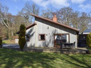 a small house with a picnic table in front of it at Inzievar in Oakley