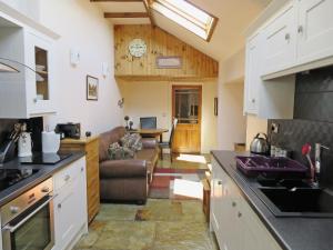 A kitchen or kitchenette at Old Brewery Cottage - S4576