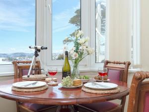 uma mesa com copos de vinho e uma garrafa de vinho em Cockington Bay Fort em Torquay