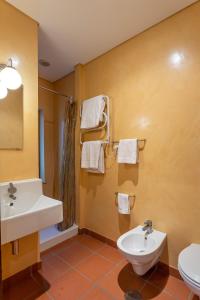 un bagno con lavandino e WC di Aldeia de Xisto - Casa Amarela a Figueiró dos Vinhos Altre 7 foto