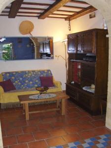 een woonkamer met een bank en een salontafel bij Gite sur les collines de mandelieu in Tanneron