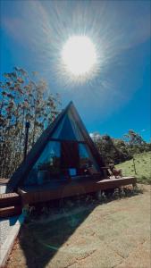 mały namiot ze słońcem na niebie w obiekcie Chalés Benessere w mieście Lauro Müller