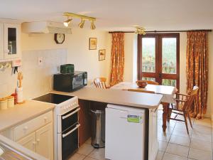 uma cozinha com um lavatório e um fogão forno superior em Hideaway em Brompton Ralph