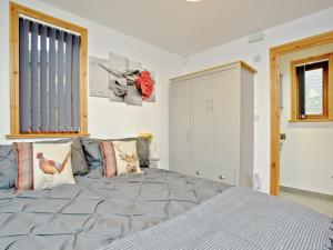 a bedroom with a bed and a window at Hunters Lodge in Kingskerswell