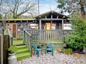 a small house with two chairs and a table at Hunters Lodge in Kingskerswell