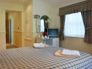 1 dormitorio con 1 cama con 2 toallas en Vanehouse Apartment en Osmotherley