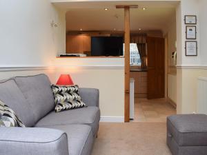 sala de estar con sofá y cocina en Vanehouse Apartment en Osmotherley