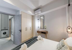 1 dormitorio con 1 cama y lavamanos. en Noemie Apartments, en Gerani
