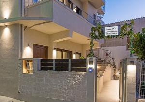 un edificio con una escalera con un cartel. en Noemie Apartments, en Gerani