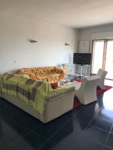 Schlafzimmer mit einem Bett, einem Tisch und Stühlen in der Unterkunft La Casa di Giorgina in Sorrent