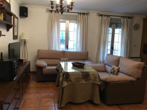 uma sala de estar com um sofá e uma mesa em minas 51 em Úbeda