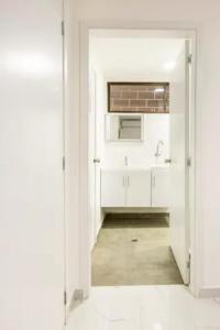 uma cozinha branca com um lavatório e um micro-ondas em Apartamento Tacoa 703 em Santa Marta
