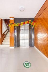 um corredor com elevadores num edifício com flores em Apartamento Tacoa 703 em Santa Marta