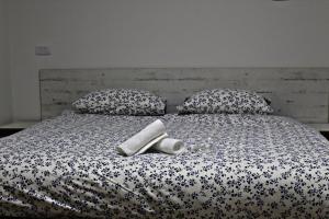 馬賈岱夏姆斯的住宿－Tower of the sun，一张带两条毛巾和两个枕头的床