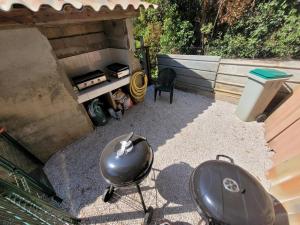 een grill op een patio bij Maison de 50 m2 a 400 m plage et piscine in Six-Fours-les-Plages