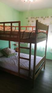 - deux lits superposés dans une chambre dans l'établissement Casa de campo muy grande, con piscina y pistas, à Fortuna