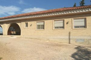 a brick building with windows on the side of it at Casa de campo muy grande, con piscina y pistas in Fortuna