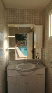 a bathroom with a sink and a mirror at Casa de campo muy grande, con piscina y pistas in Fortuna
