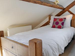 Un pat sau paturi într-o cameră la Poppys Barn - E3067
