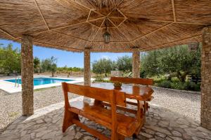 Bazén v ubytování Villa Natura Makarska nebo v jeho okolí