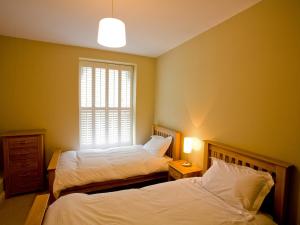 a bedroom with two beds and a window at Carrigbaun in Braithwaite
