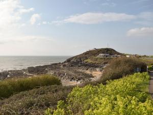 un camino que conduce a una playa con el océano en Y Stabl-w43382, en Cilybebyll